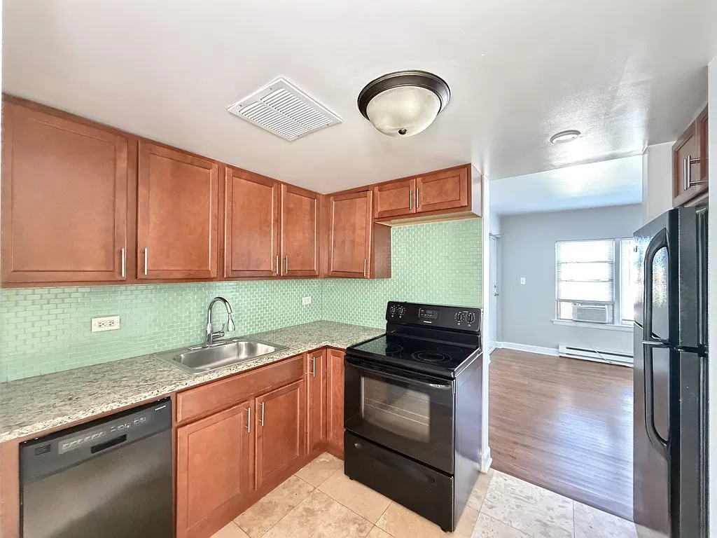 Attractive 1 Bed, 1 Bath at Milwaukee + Howard (Niles) — Photo 2