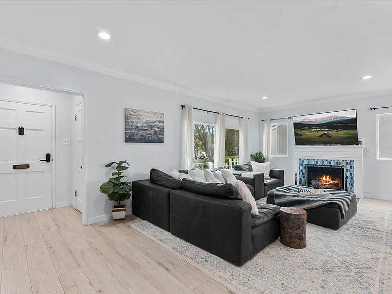 320 Laurel Ave — Photo 11