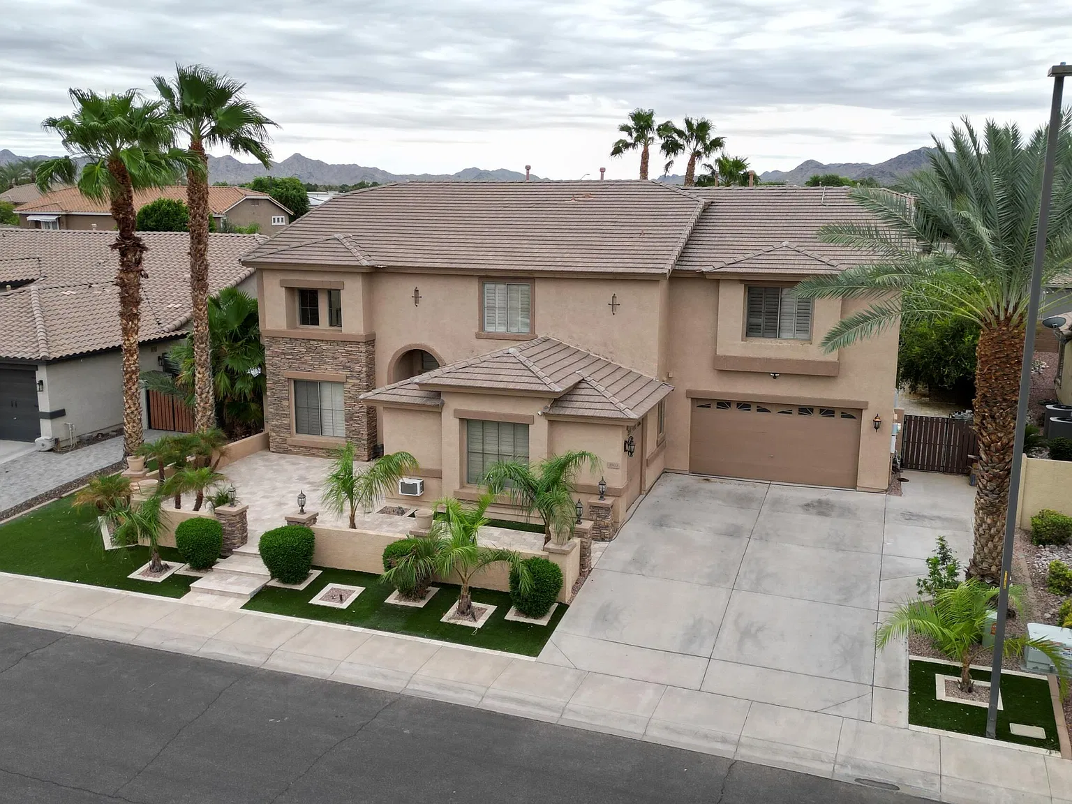 6 bed, 4.5 bath, 4830 sqft, $5,400 — Photo 2