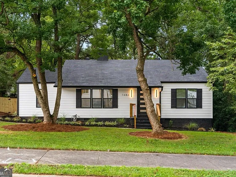1684 Sylvan Rd SW — Photo 1