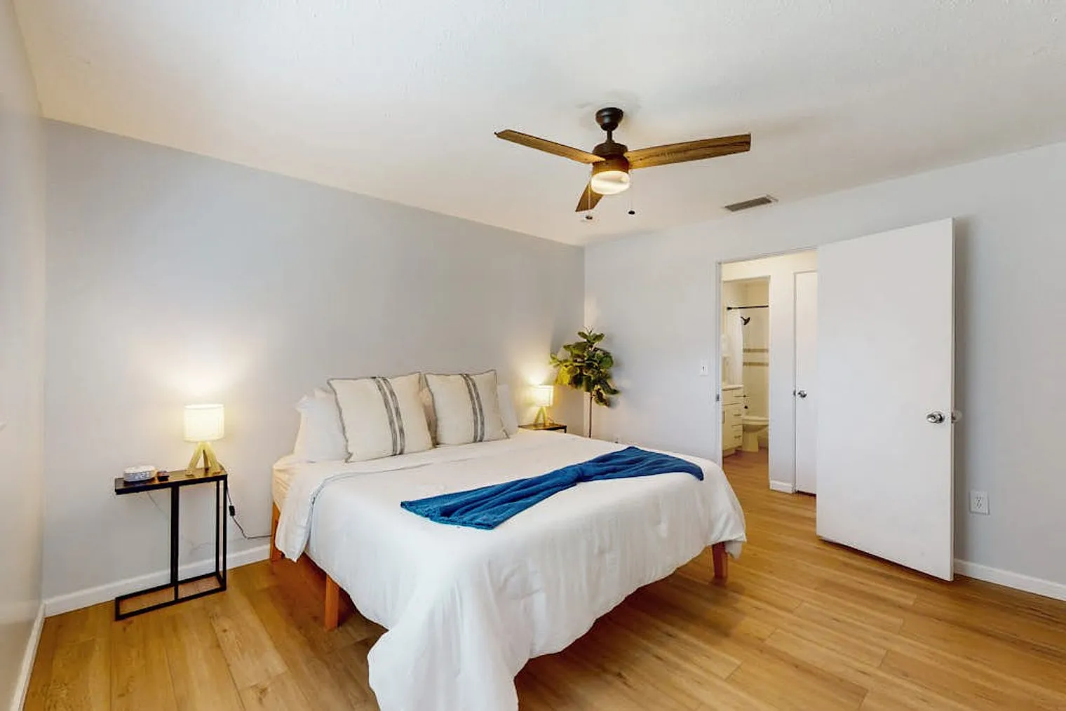 2 bed, 2.0 bath, 1237 sqft, $2,673 — Photo 3