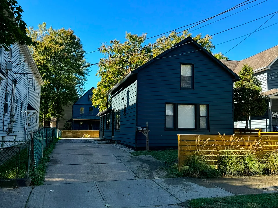 2238 W 10th St