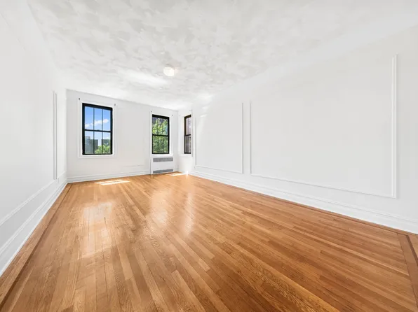 255 East 18th Street image 1 of 5
