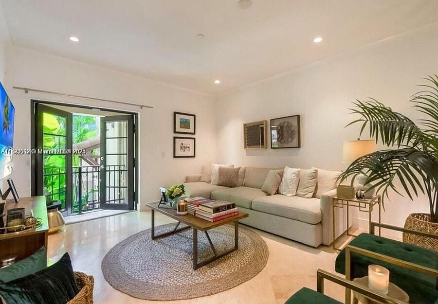 1st image of 2763 Coconut Ave #2763