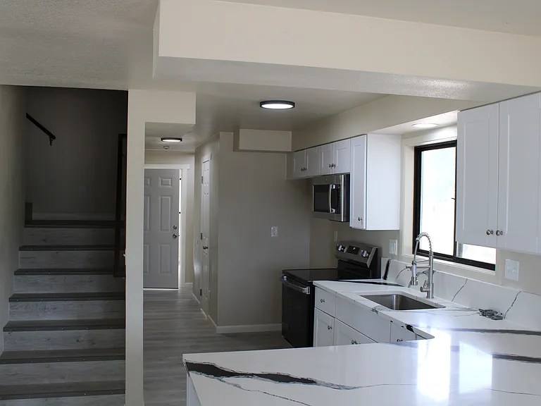 101 S 6th St W — Photo 16