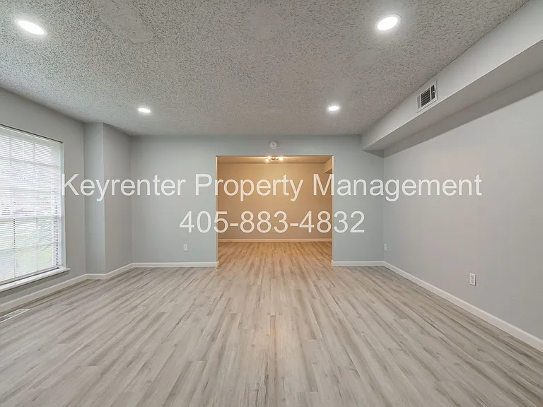 1309 Crown Point Ave #4 — Photo 2