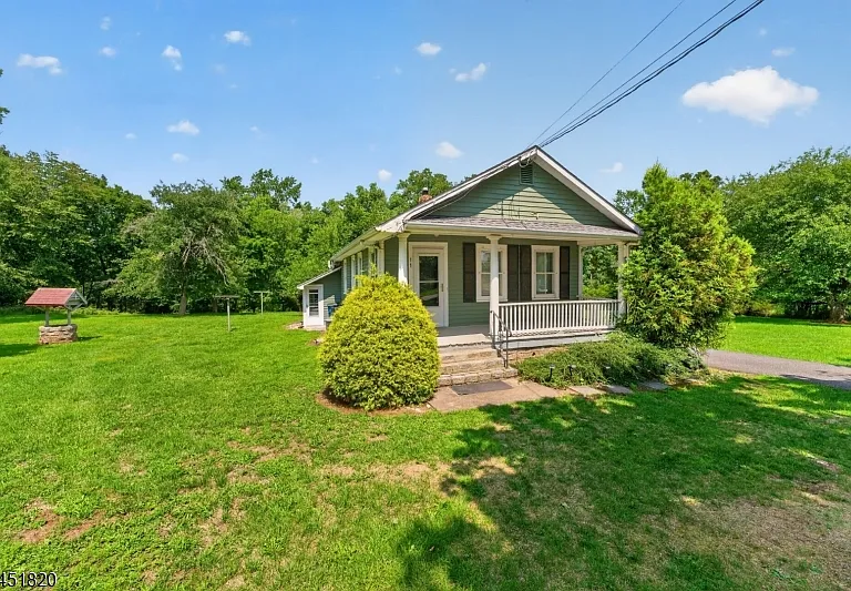 11 Pulaski Rd — Photo 1