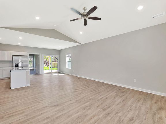 2nd image of 1002 Clubhouse Dr