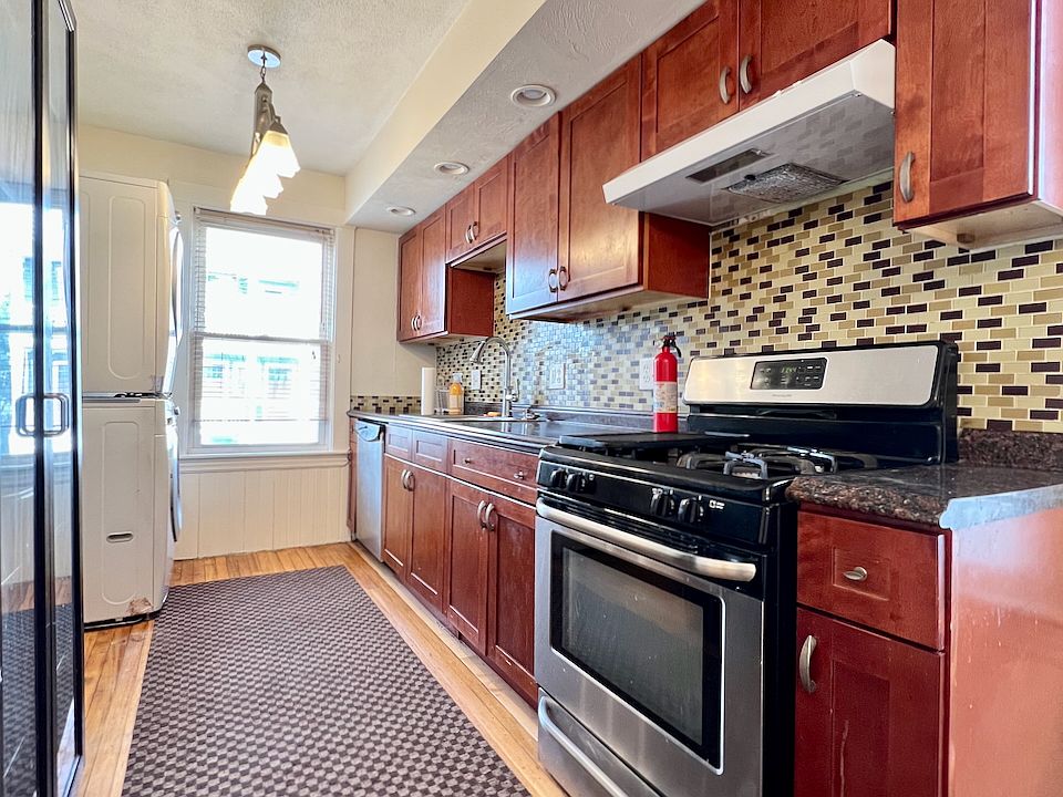 1st image of 19 Metcalf St Floor 1