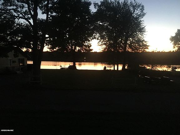 4th image of 5893 Lake Dr