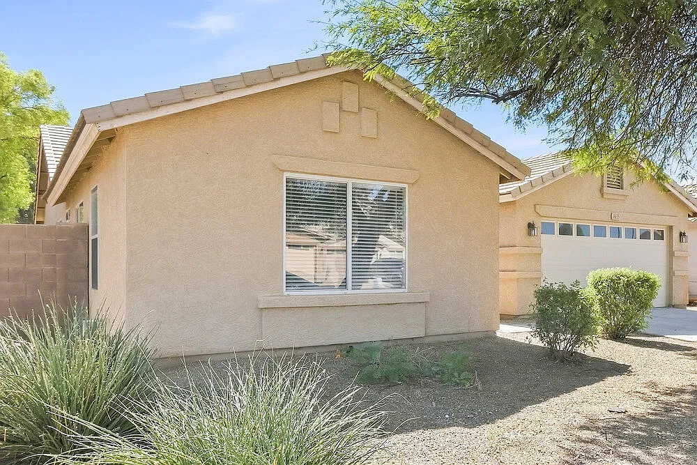 4 bed, 2.0 bath, 1798 sqft, $2,295 — Photo 3