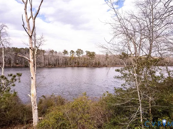 39 E Sunrise Dr, Warsaw, VA 22572