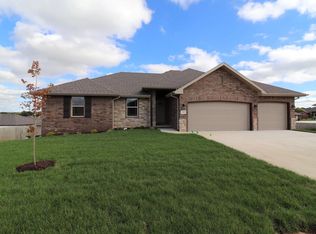 1652 N Feather Crest Dr, Nixa, MO 65714