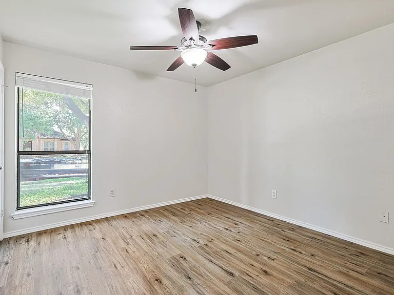 653 Raven Ln — Photo 2