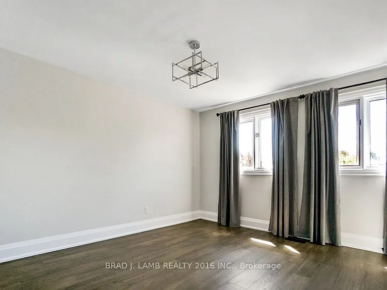 62 Royal Garden Blvd — Photo 17