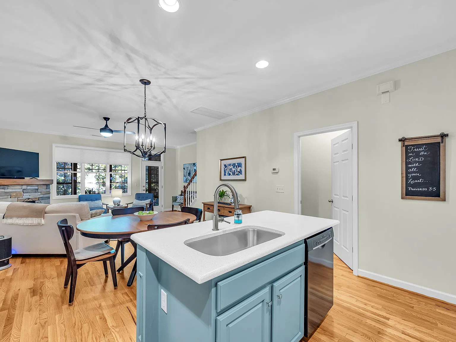 3 bed, 3.5 bath, 1708 sqft, $3,095 — Photo 4