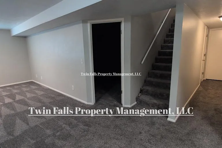 256 Crestview Dr — Photo 17