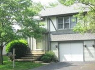 306 Hunters Cir, Fox River Grove, IL 60021