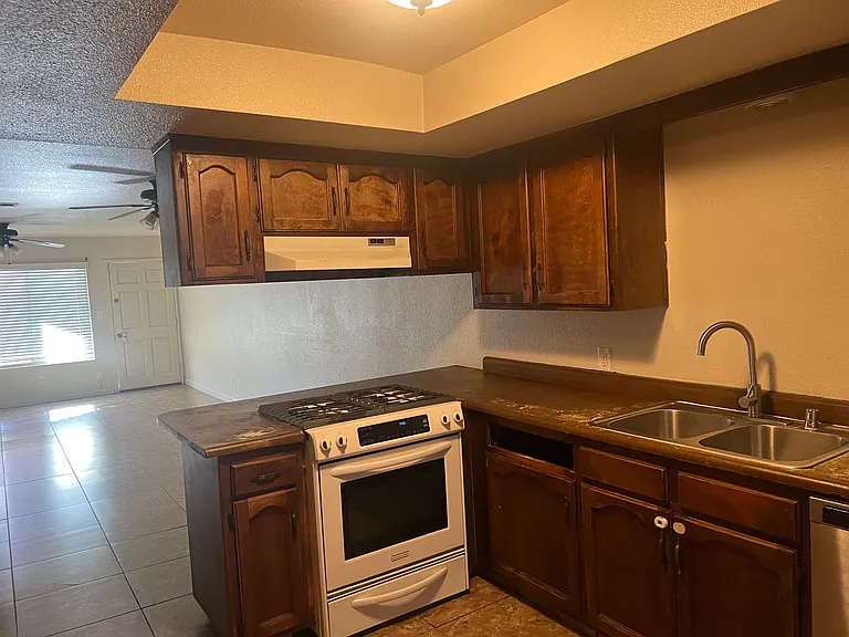 1823 W Whitendale Ave #1823 — Photo 6