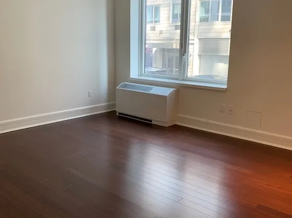 60 Riverside Boulevard image 4 of 10