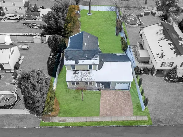 45 Ash Street, Lindenhurst, NY 11757