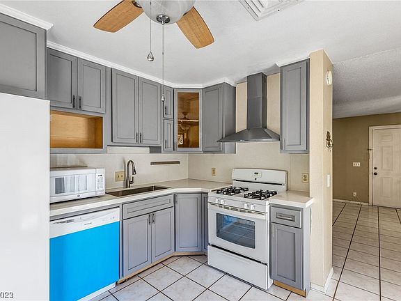 3rd image of 4795 Woodlake Ave