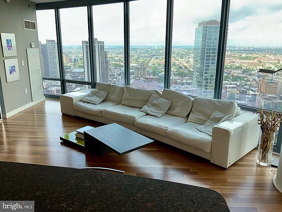 4th image of 2101 Market St Unit 2903