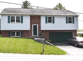 32 Manchester St, Farms, PA 17345
