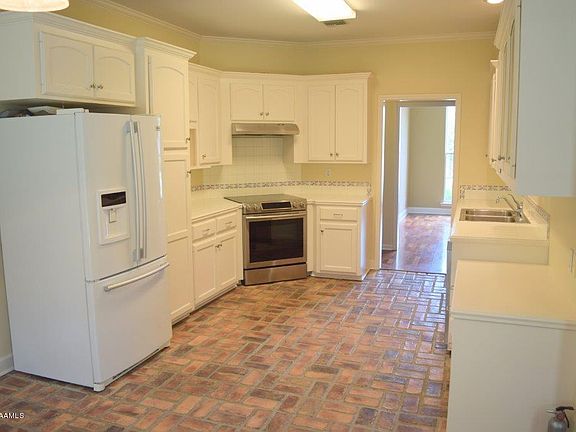 3rd image of 144 Woodstock Dr