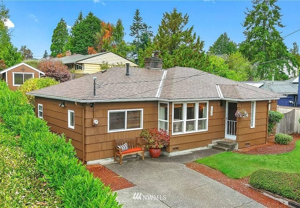 This house is located in the very popular Arbor Heights neighborhood of West Seattle; family and pet friendly!