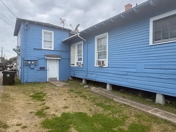 2205 33rd St, Galveston, TX 77550