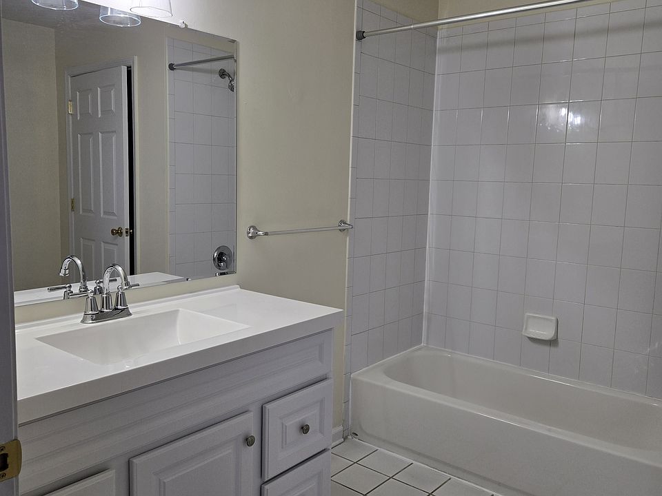 1st image of 206 Pinelli Dr