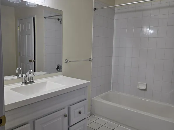 206 Pinelli Dr, Piscataway, NJ 08854