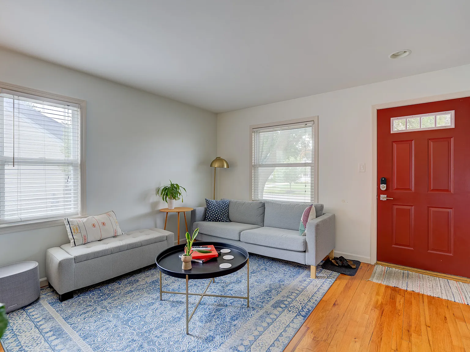 3 bed, 1000 sqft, $2,300 — Photo 3