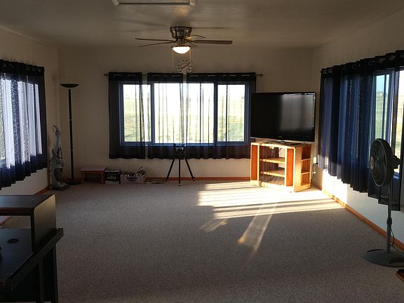 Large sunroom has great views, no heat / ac, the sun heat it just fine.