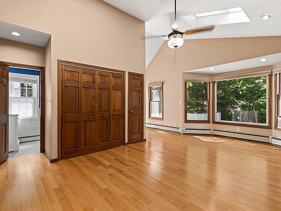 4th image of 63 Oakdale Ave