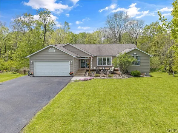 4 Kinderwood Dr, Marcellus, NY 13108