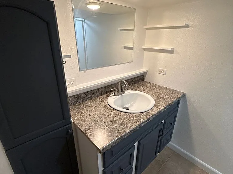 745 E St NE #B — Photo 11
