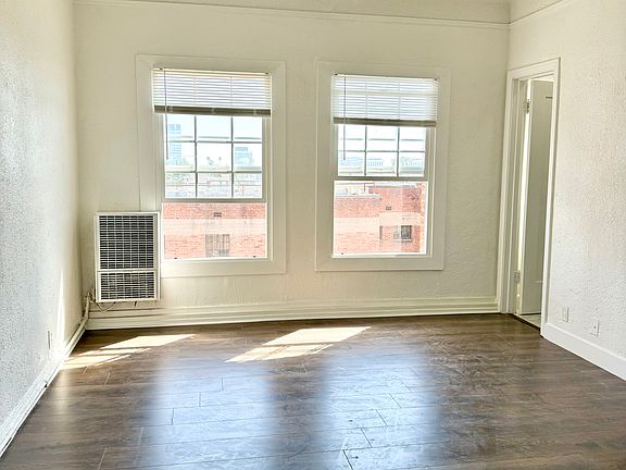 4th image of 1025 N Mariposa Ave #404