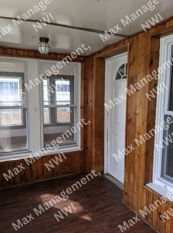 1037 Lyons St — Photo 2
