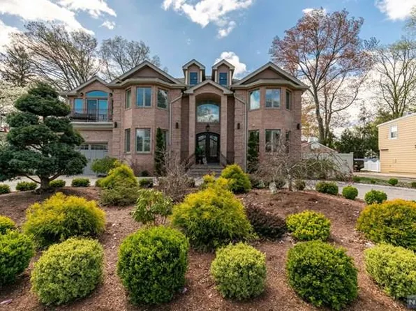 76 N Leswing Ave, Saddle Brook, NJ 07663
