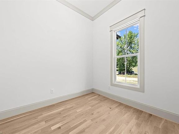 5th image of 101 Maxmillian Dr