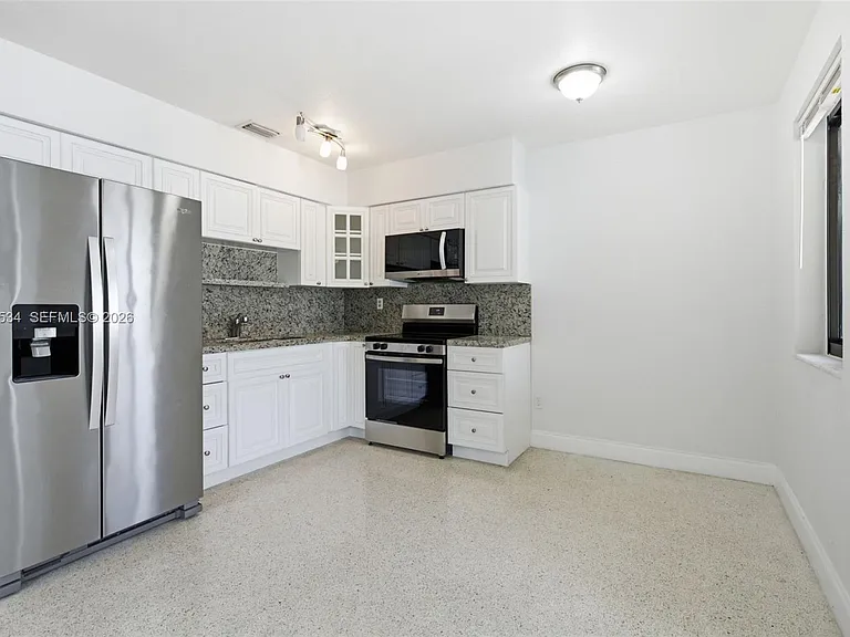 2625 SW 29th Ave #2625 — Photo 7