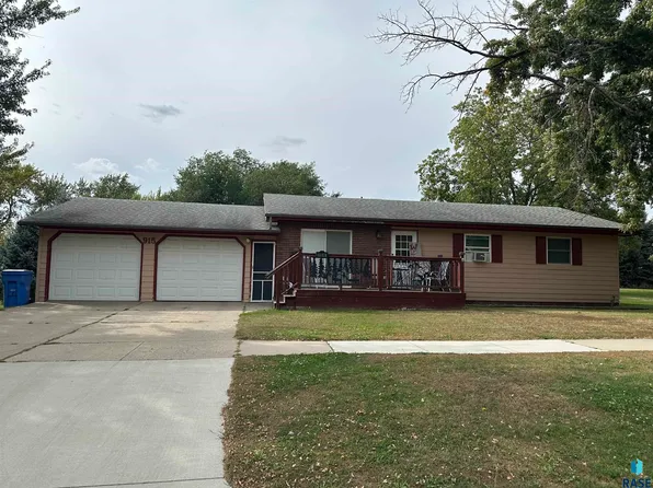 915 N Liberty Ave, Madison, SD 57042