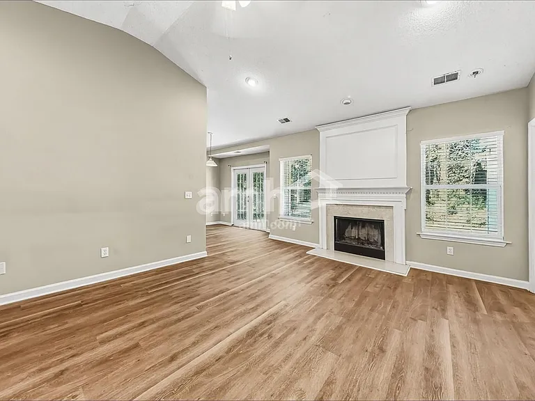 325 Mill Pond Rd — Photo 5