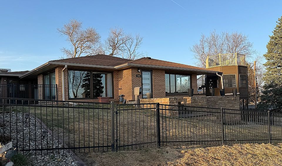 1st image of 704 Riverside Dr
