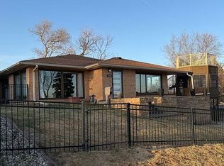 704 Riverside Dr, Yankton, SD 57078