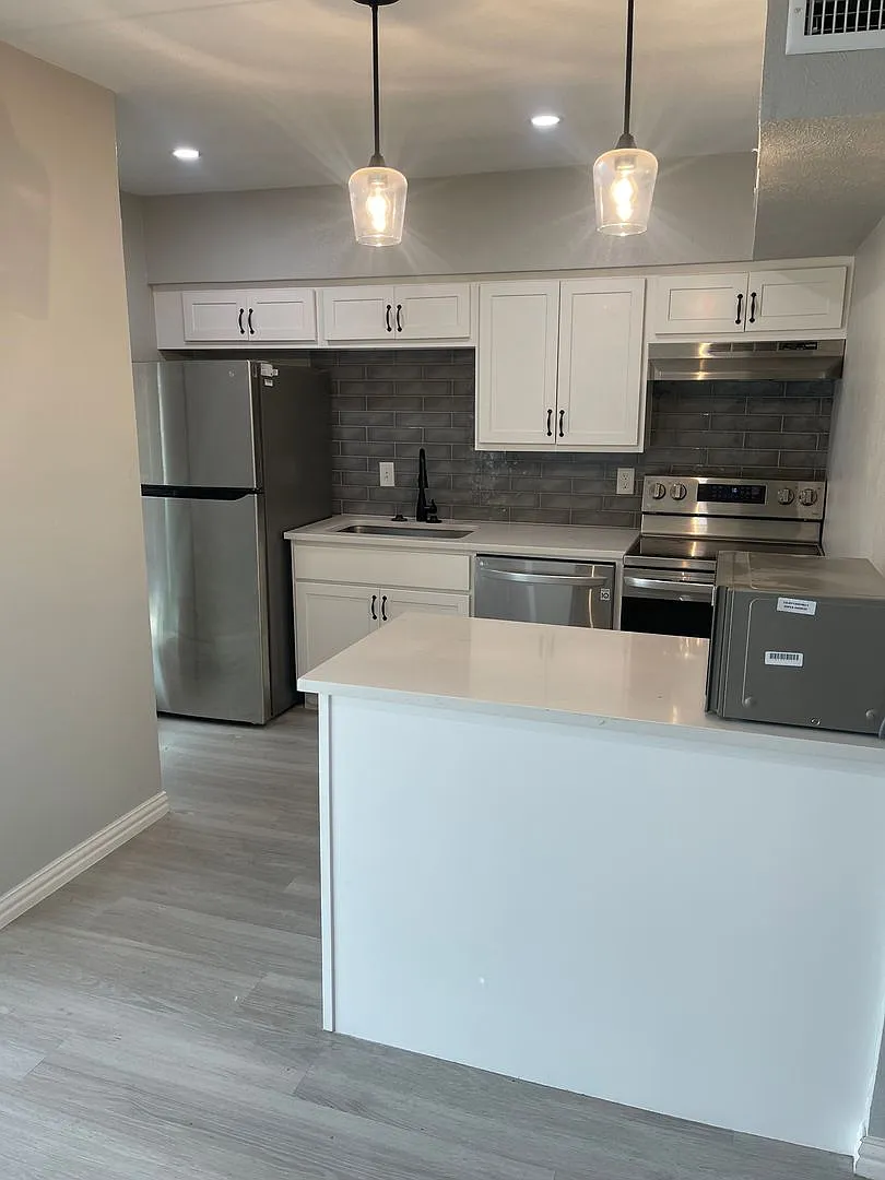 Newly Renovated One Bedroom Near Smu With All Bills Paid! — Photo 2