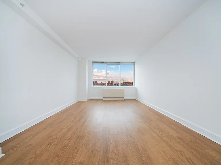 140 Riverside Blvd #2009 — Photo 1