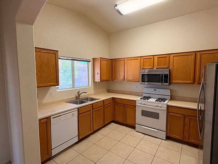2133 W Roundwood Pl — Photo 6